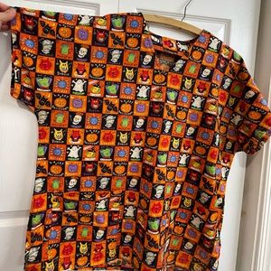 Large Halloween Scrub top. Used but still has many years of life. 2 pockets